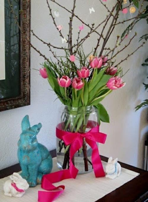 salin sisustus sininen posliini keraaminen kani nauha vaaleanpunaiset kukat pääsiäinen