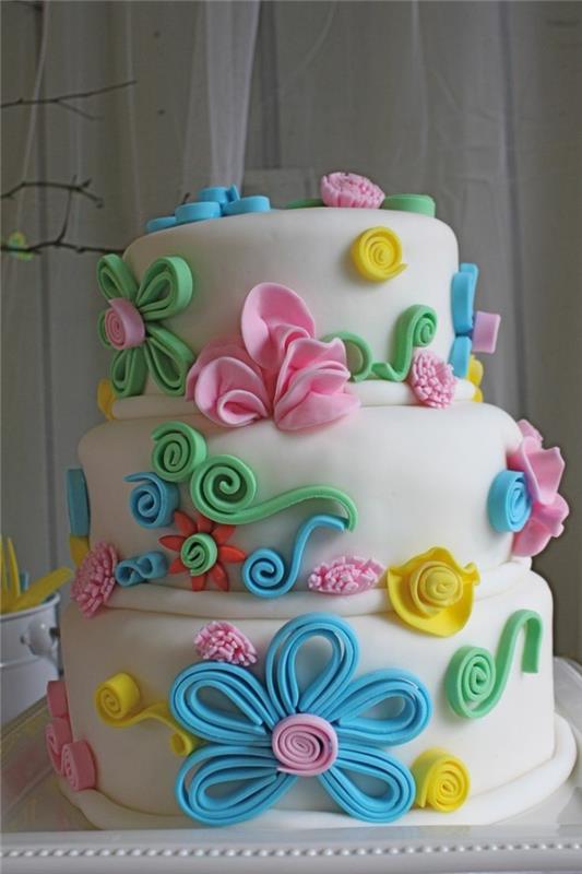 fondantikakku sydänkakku fondanttireseptillä vaaleanpunainen vauvakakku