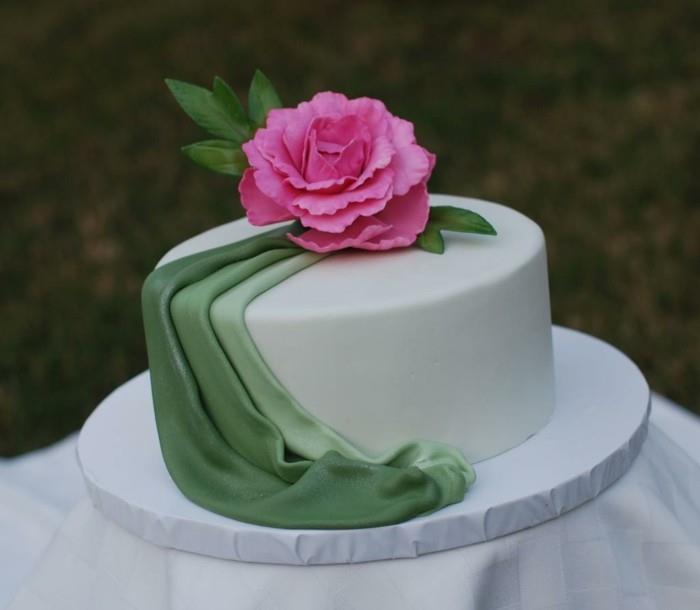 fondantikakku sydänkakku fondanttiresepti vaaleanpunainen kukka