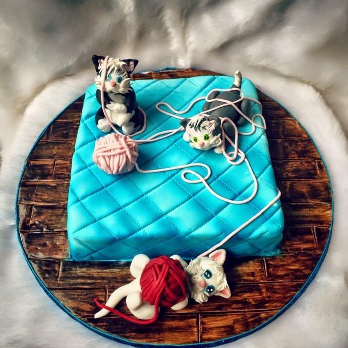 fondantikakku sydänkakku fondanttireseptillä vaaleanpunaisia ​​kissoja