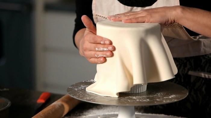 fondantikakku sydänkakku fondanttireseptillä vaaleanpunainen