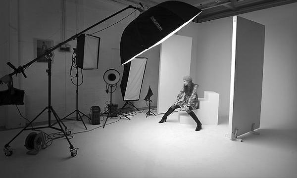 valokuvastudio kotona musta demo Valokuvastudion asentaminen kotona mustavalkoiseksi