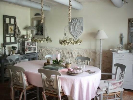 ranskalainen ruokasali suunnittelee alkuperäisen vaaleanpunaisen pöytäliinan