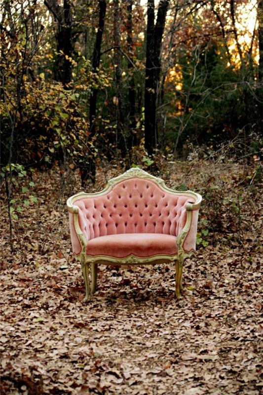 ranskalainen verhoiltu vaaleanpunainen sohva maalaiskalusteet