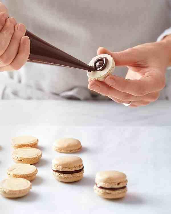 ranskalaiset macaronit täyttävät suklaakermaa