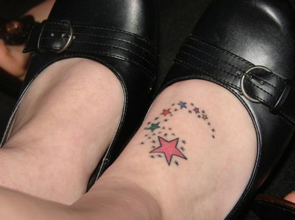 naisten tatuointi värikkäitä tähtiä jalka