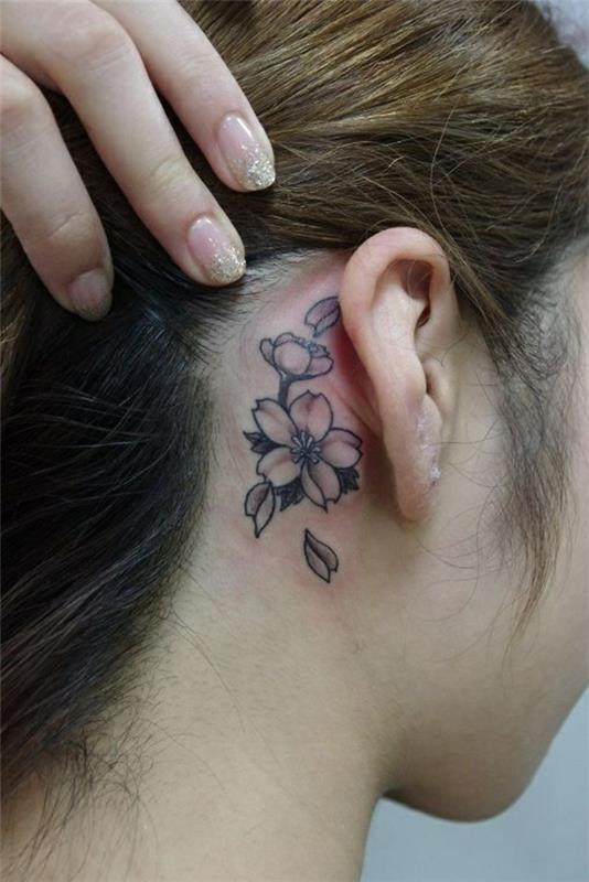 naisten tatuointi korvan takana kukkakuvio