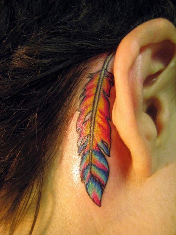 naisten tatuointi korvan takana värikäs sulka