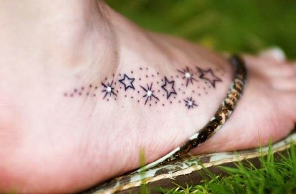 tatuoi kauniita tähtiä jalkaan