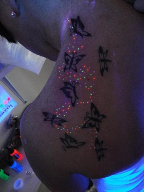 naisten UV -tatuoinnit musta valo tatuointi perhonen takaisin