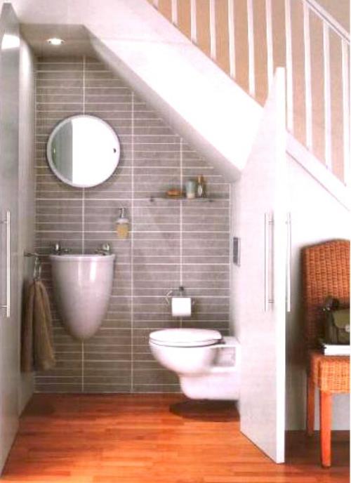vapaata tilaa portaikkoon kompakti naisten wc valkoinen