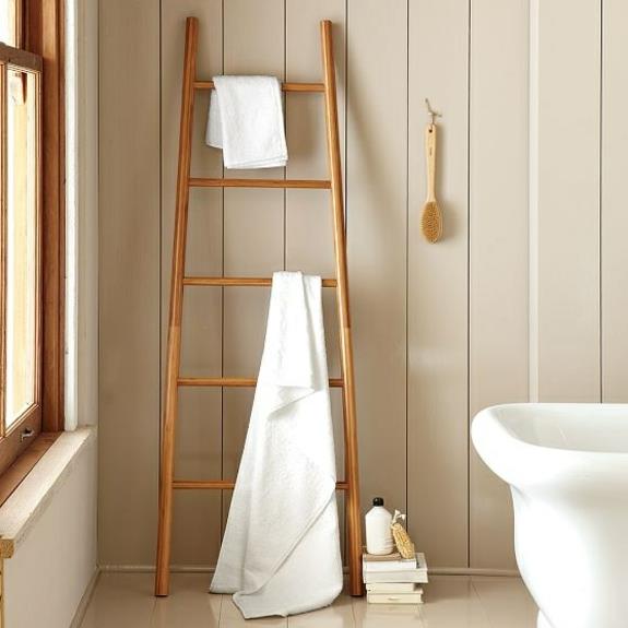 vapaasti seisova kylpyamme puupaneelit kylpyhuone sisustus puiset huonekalut pyyhetikkaat