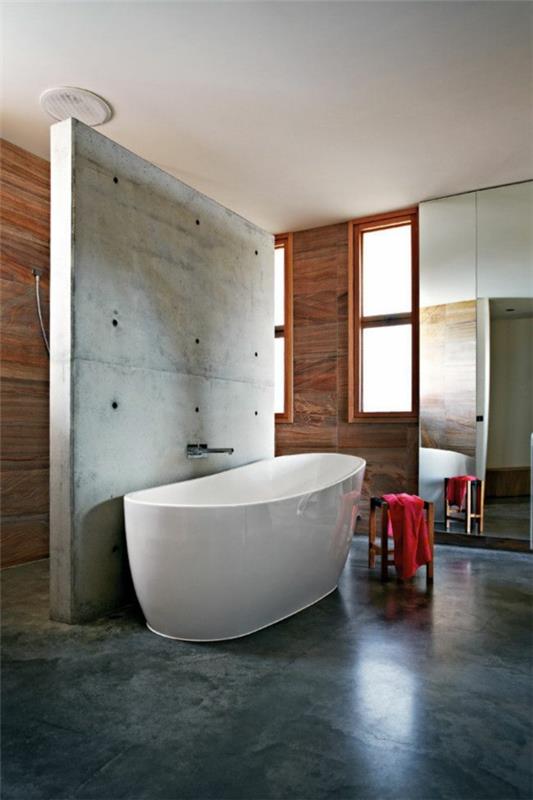 vapaasti seisova kylpyamme moderni kylpyhuone minimalistiset betonipaneelit puuseinäverhous