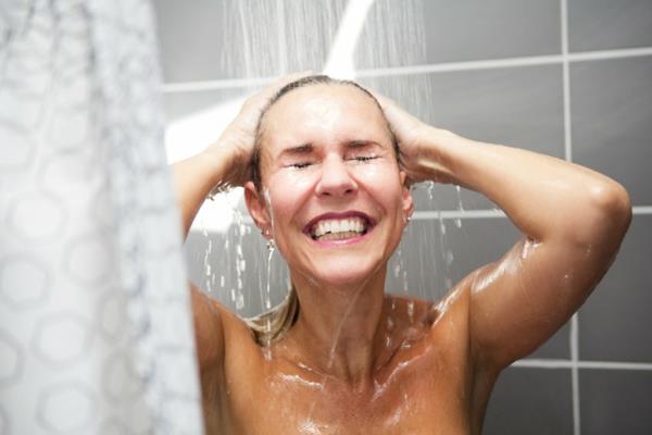 herätä aikaisin kylmässä suihkussa stimuloimaan verenkiertoa
