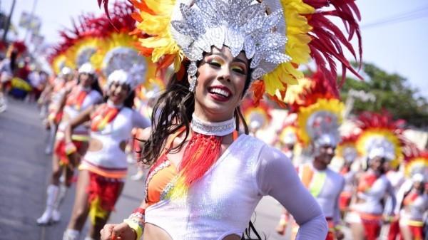 onnellisten naisten karnevaaliasujen ideoita