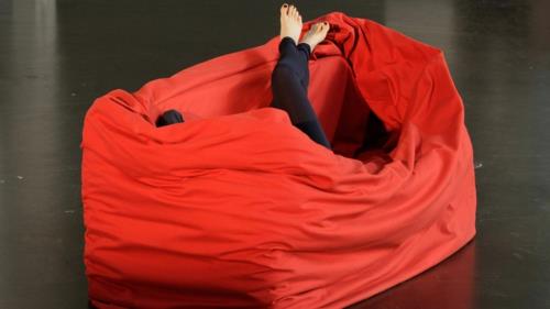 iloinen punainen sohvanäyttely makaa