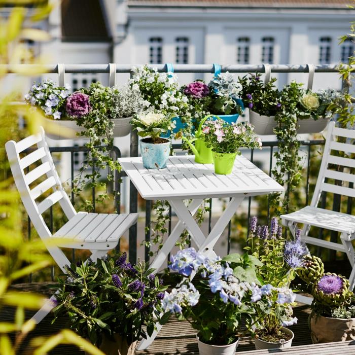 kevätkukat parvekekasvit taitettavat pöytätuolit valkoinen terassisuunnittelu