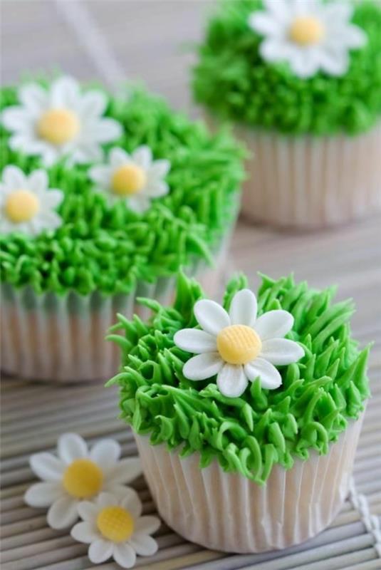 kevään kukat kuvat pienet tartletit, joissa leivotaan koristeellisia sokerikukkia