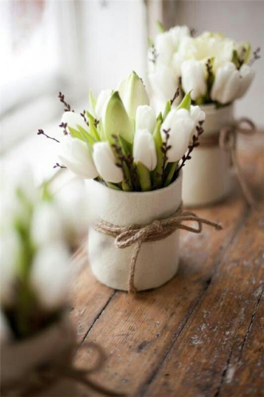 kevätkukat koristelu maalaismainen sisustusideoita valkoiset tulppaanit