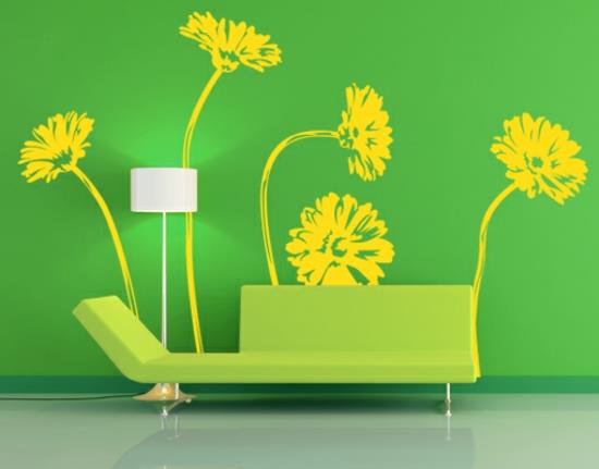 kevät sisustusideoita sohva vihreä seinä tapetti kukat keltainen