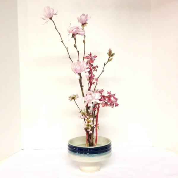 kevätkoriste ikebana japanilainen kukka -asetelma magnolia kirsikankukkia