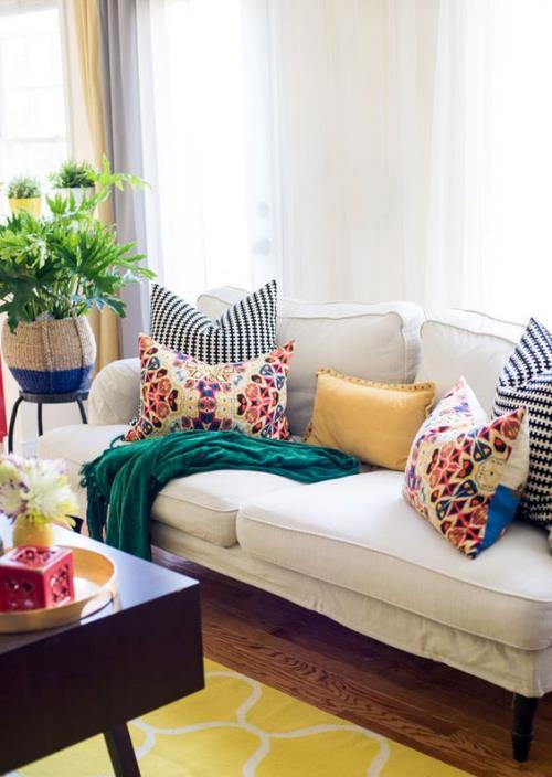 kevätmaiset sisustusideat olohuoneeseen kirkas sohva värikkäitä aksentteja tyynyt