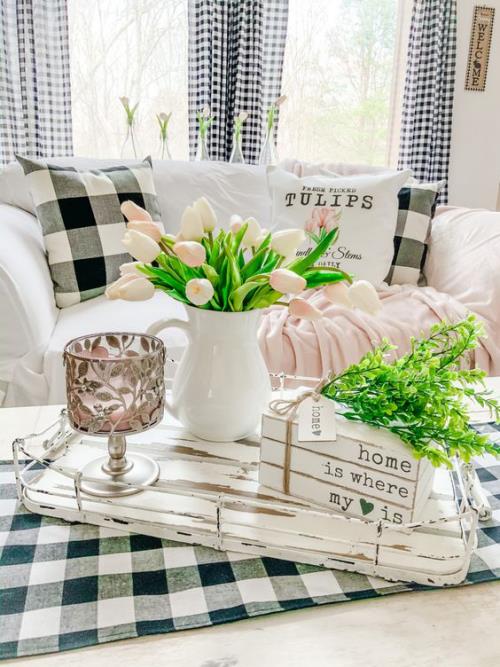 kevään kaltaisia ​​sisustusideoita olohuoneeseen vaaleanpunaisia ​​tulppaaneja retro-posliinikannun vintage-koristeluun pöydän vihreillä oksilla