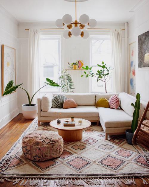 kevätmaiset sisustusideat olohuoneeseen kaunis huone pehmeissä väreissä pehmeä matto jakkara