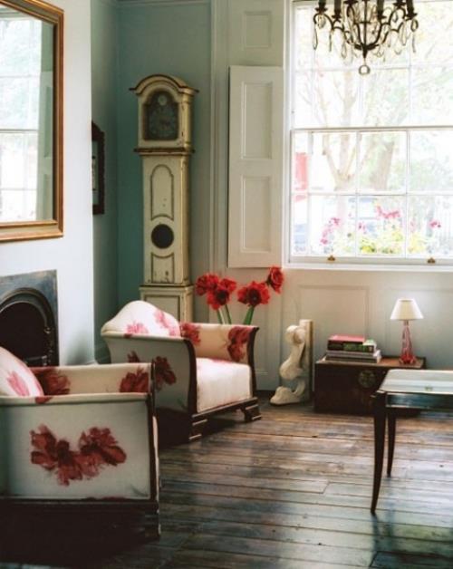 Kevään kaltaisia ​​sisustusideoita olohuoneeseen, yksinkertaisia ​​kalusteita, kukkakuvioita tummanpunaisista puulattioista
