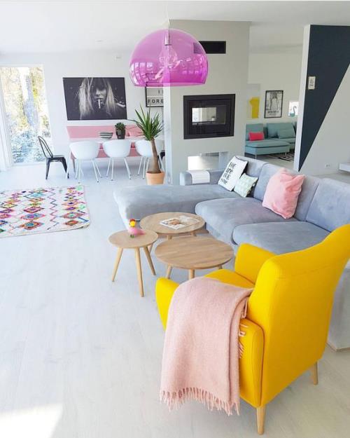kevään kaltaisia ​​sisustusideoita olohuoneeseen edelleen kirkas olohuone harmaa sohva keltainen nojatuoli korostusvalaisimena violetti