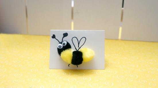 näpytellä kevätkorttia mehiläisten kanssa