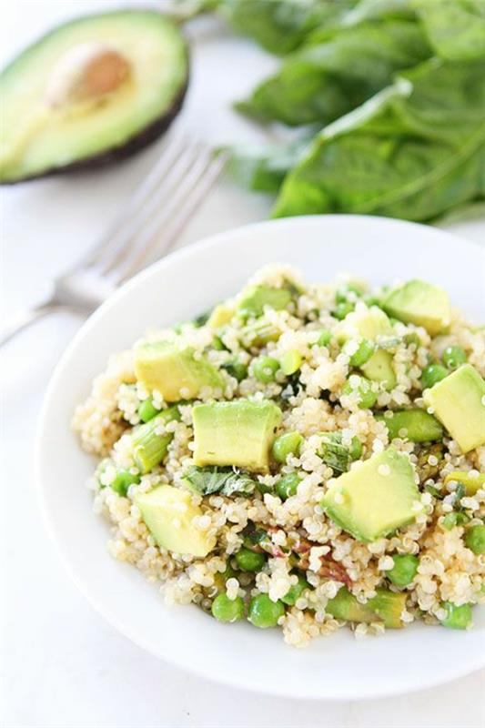 kevään reseptit kasvisruokia muutettu kasvissalaatti quinoa ja avokado