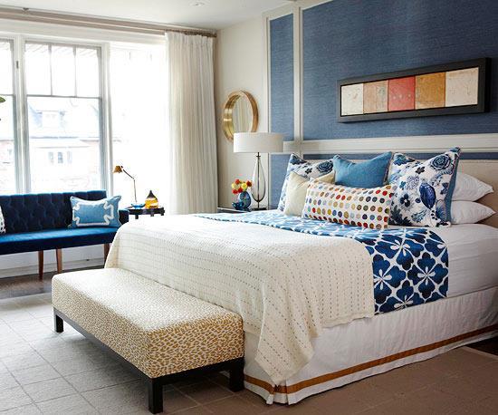 raikas ja tyylikäs, sininen, pehmeä verhoiltu sängyn penkki, jossa leopardikuvio