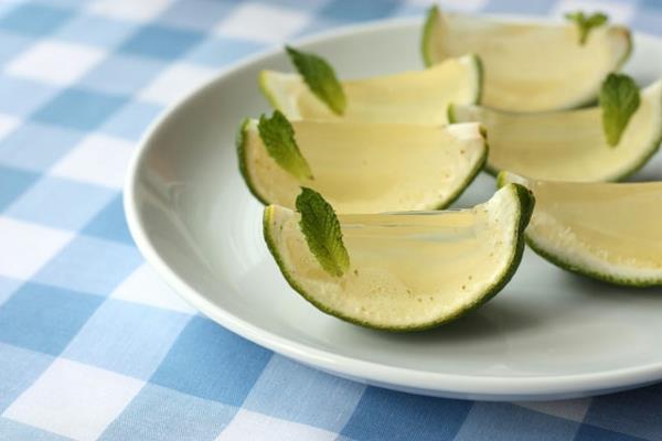 Appelsiinit ja vesimelonit limen vihreät