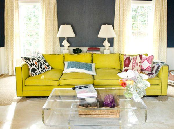neonkeltainen sohvasetti tuoreita aksentteja värikkäitä kukka tyynykuvioita