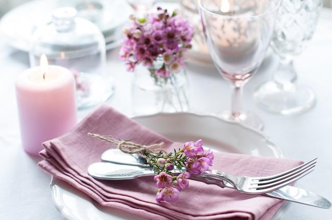 tuoreet kukat vaaleanpunaiset kangasliinat pöytäkoriste