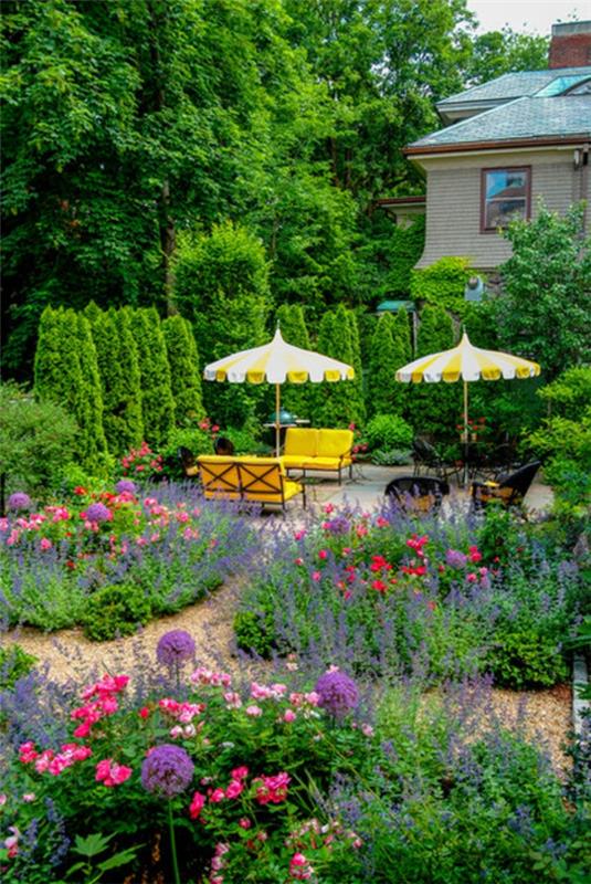 tuoreita värejä puutarhassa värikkäitä kukkia sitruunankeltaisia ​​puutarhakalusteita ja -varjoja