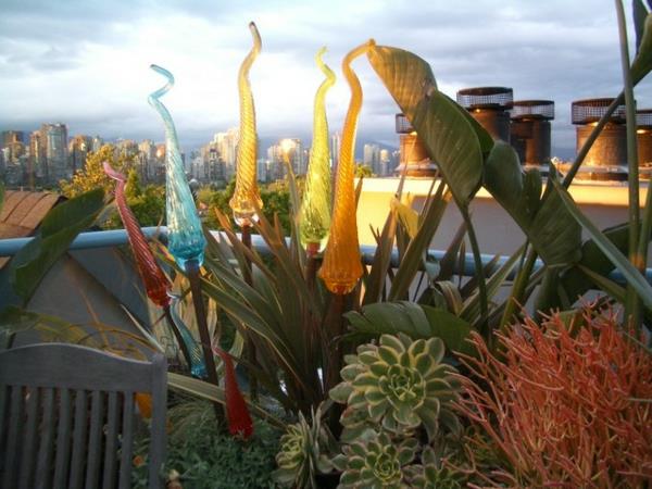 tuoreet värit puutarhan lasin koristeluissa valot värikkäitä