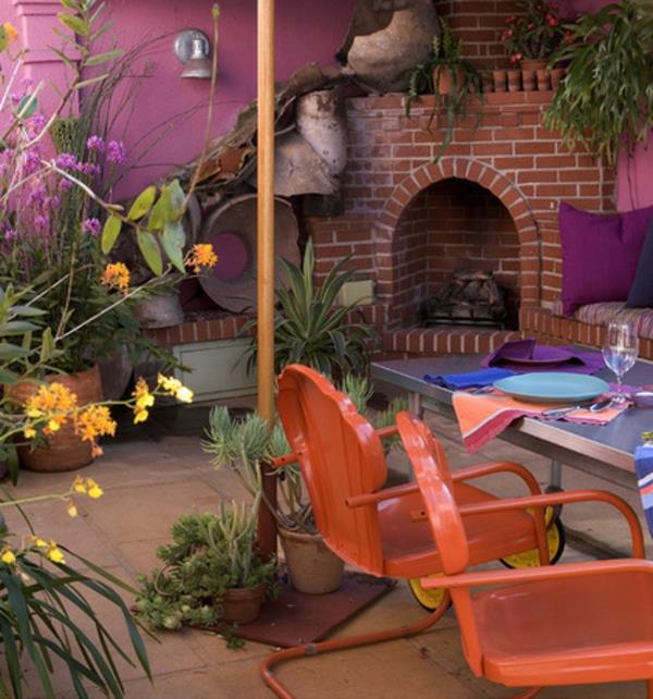 Raikkaat värit puutarhassa violetti sävy herkkä kukat oranssi tuolit