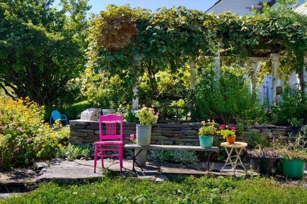 tuoreita värejä puutarhassa vaaleanpunainen maalattu retro -tuoli