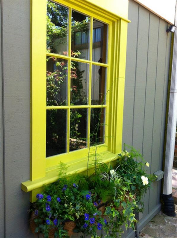 tuoreet värit puutarhassa loistava keltainen ikkunakehys