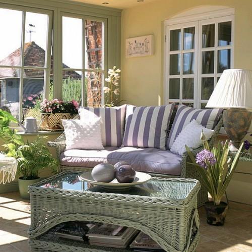 tuoreet verannan sisustusideat pajuhuonekalujen raidat violetti
