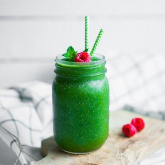 tuoretta vihreää smoothieta muutama punainen vadelma
