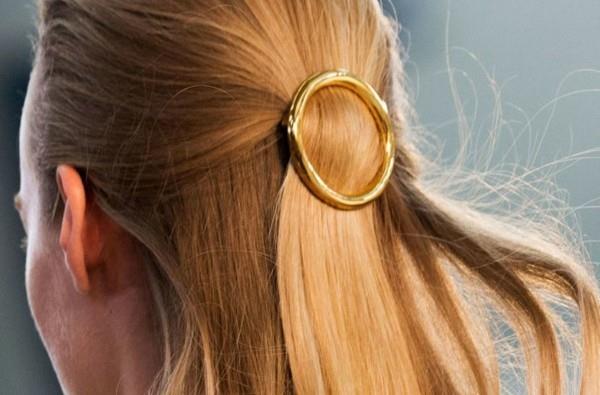 kampaukset 2020 kultakiiltoiset tarvikkeet hiukset kiinnitettyinä