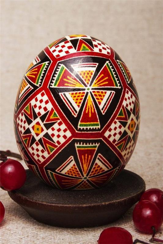 hyvää pääsiäistä eurooppalaiset perinteet maalaavat värikkäitä munia