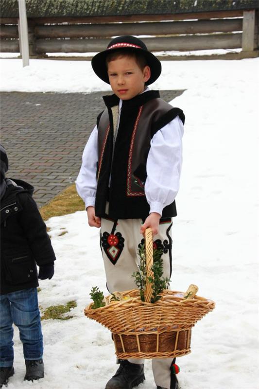 hyvää pääsiäistä eurooppalaiset perinteet puola poika pääsiäiskori