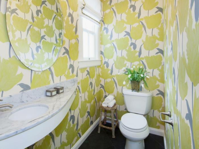 saumaton kylpyhuone värillinen tapetti kuvio tummat lattialaatat