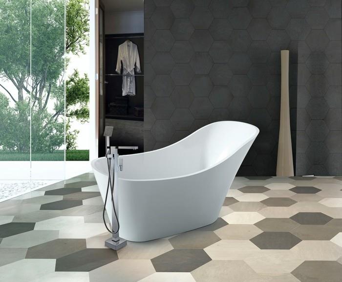 saumaton kylpyhuone harmaa seinälaatat kaunis lattia vapaasti seisova kylpyamme
