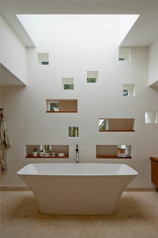 saumaton kylpyhuoneen kevyet seinät vapaasti seisova kylpyammeen lattiapuu