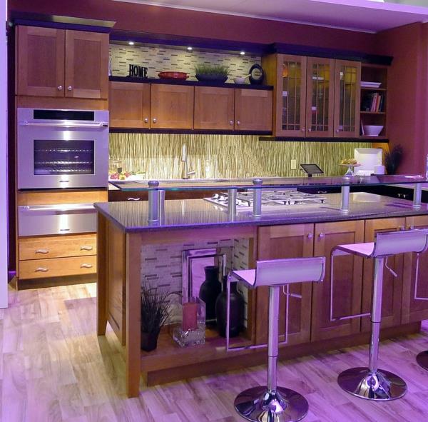 toimiva keittiösaari maalaismainen muotoilu violetti epäsuora valaistus